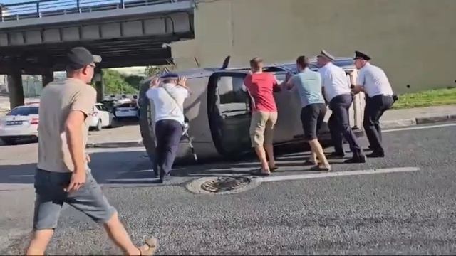 В Сочи в результате ДТП на Мамайской развязке перевернулся автомобиль