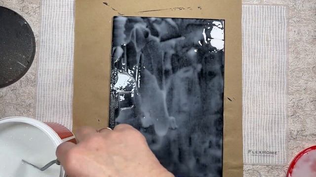 Кракелюрный лак из строительного магазина отлично подойдет для многих работ