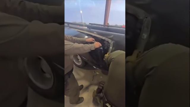 Железный плащ-невидимка не спас нелегалов ❌
📛 Пограничники США на мексиканской границе