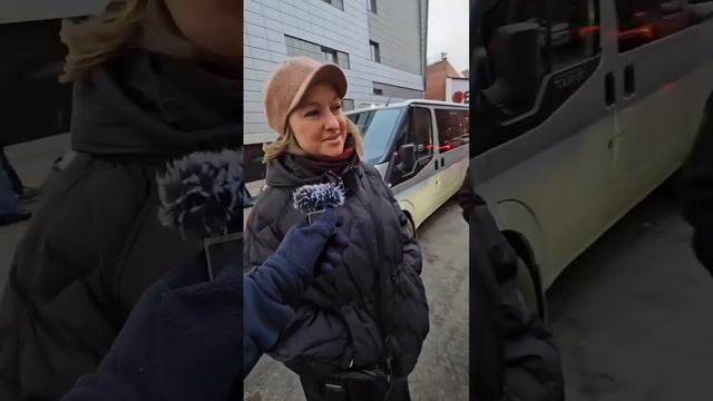 Чувак поменял эмблему китайского Geely Monjaro на Mercedes и спросил у прохожих, что они думают о ег