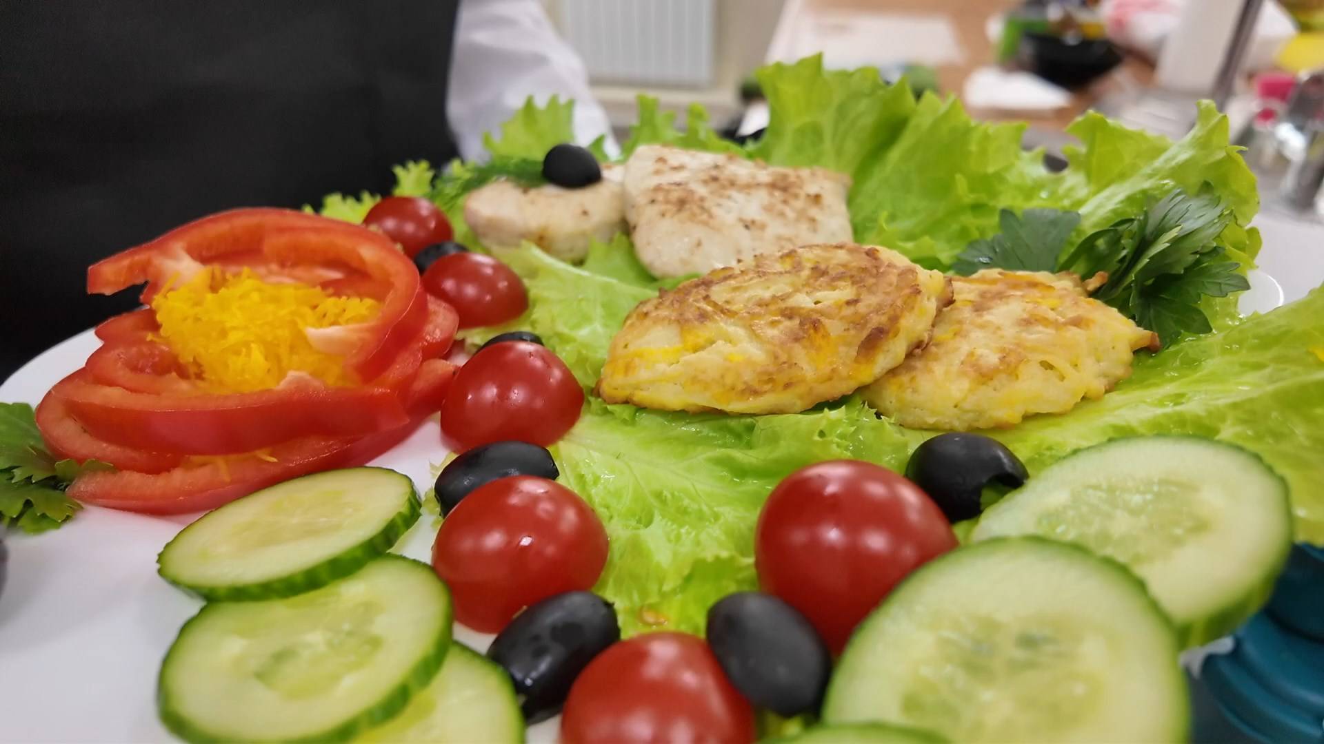 Ароматный шашлык, румяная курочка и свежие овощи