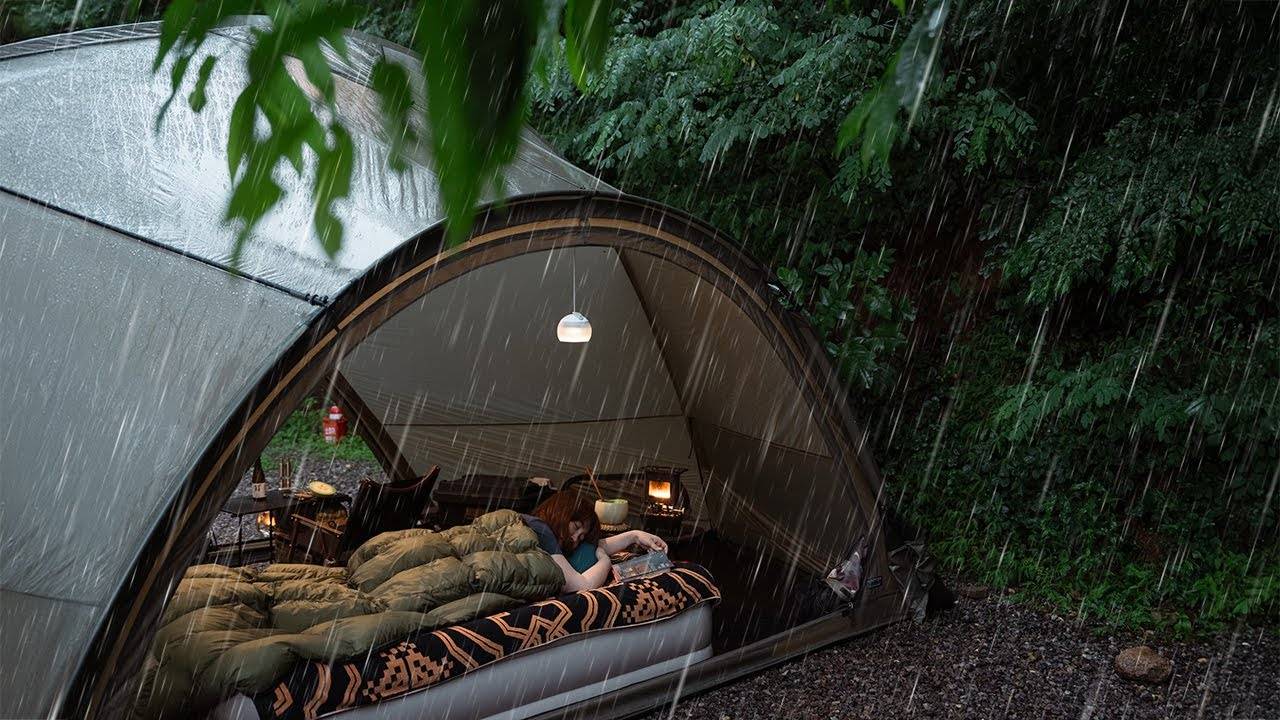 Соло-поход под проливным дождем, лежу на/SoloCamping_in_theheavyrain,lying_on_the_bed_incozy_tent