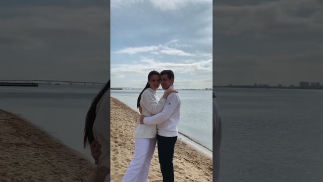 Lovestory для двоих на набережной, утром выходного дня, пока малолюдно