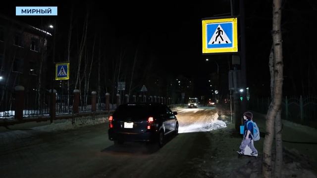 Два метровых мальчика круглосуточно дежурят у первой школы Мирного