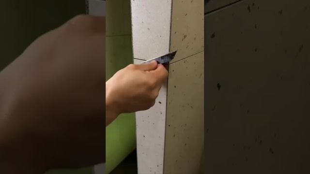 Эпоксидная затирка и трафарет для формирования внешнего угла.