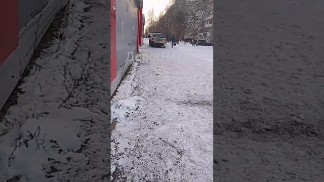 #хамло Ну наверное разгружался или просто нет бордюрного камня и он тупо не понимает что на тротуара