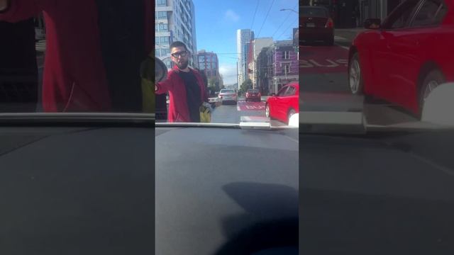 Беспилотное такси женщины заблокировали мужчины, требующие ее номер