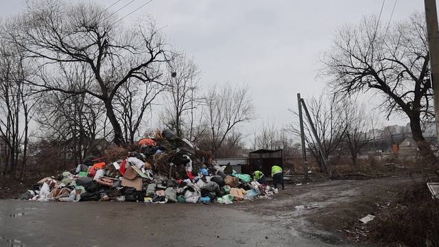 В усиленном режиме: свалки мусора рядом с контейнерными площадками вывозят во Владивостоке.