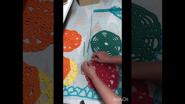 ковер из полиэфирного шнура, связанный мотивами