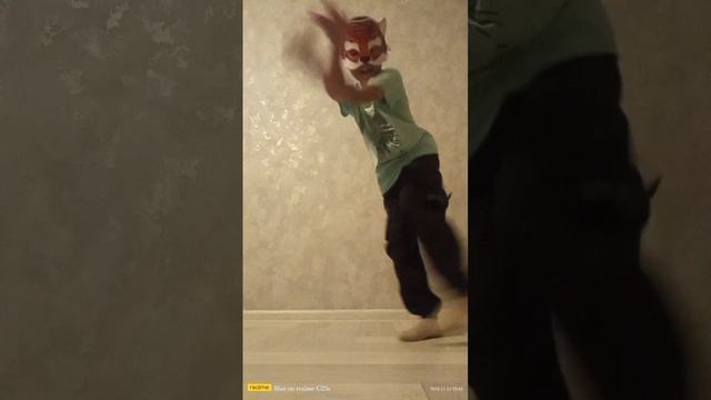 мой младший брат танцует