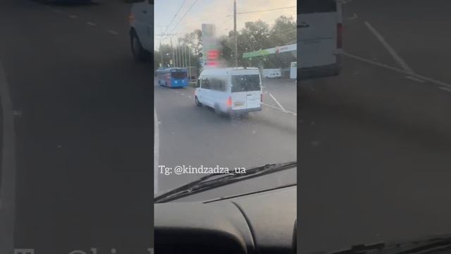 Охота на людей в Николаеве. Толпы людоловов ходят прямо по проезжей части и тормозят случайные м...