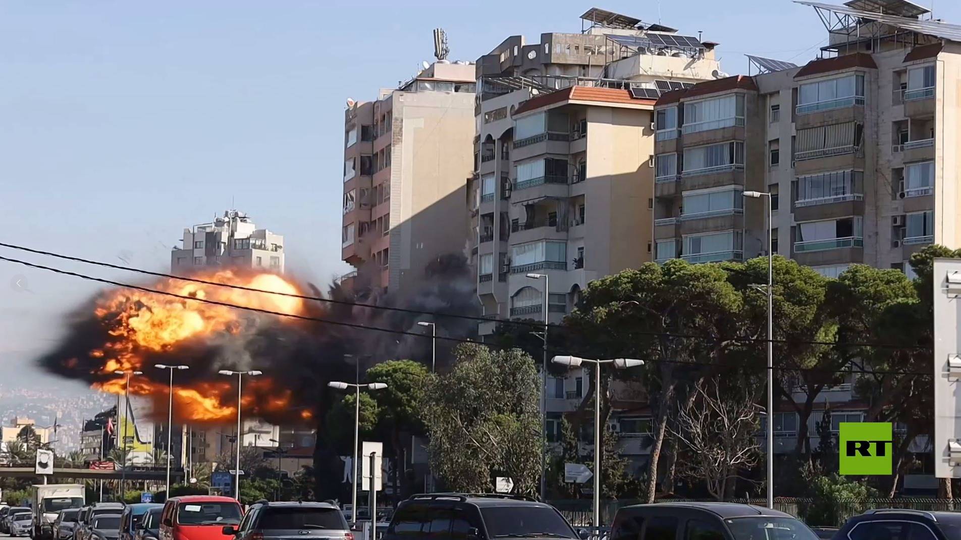 لحظة انهيار مبنى بقصف اسرائيل في الطيونة بالضاحية الجنوبية لبيروت
