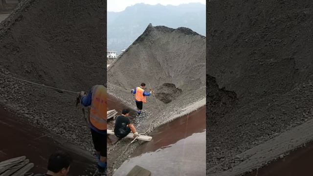 Строительство, разгрузка баржи