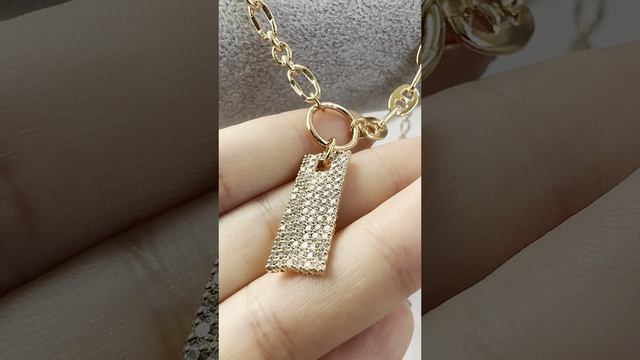 Колье в виде комбо-цепи с прямоугольной подвеской, украшенной цирконами