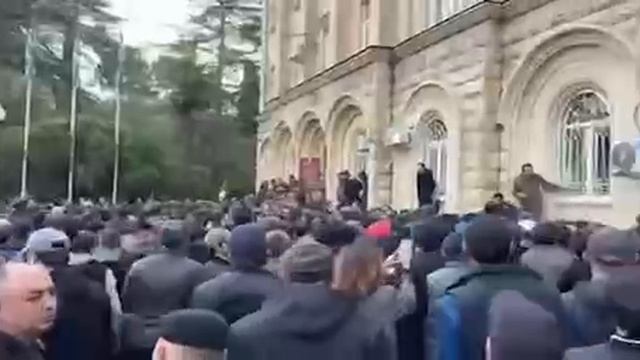 ❗️Протестующие пролезли в здание парламента в Сухуме, выломав окна.!!!