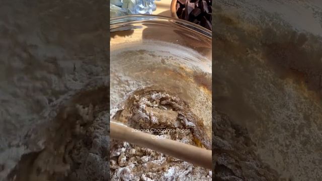 Бананово-шоколадное печенье с пеканом и соленым карамельным соусом