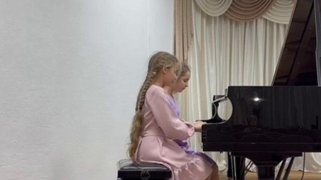 фортепианный дуэт в составе: Герасименко Василиса, Кашицына Милана МБУДО ДМШ им .Э.С. Пастернак