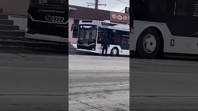 Мужчина разбил стекло троллейбуса. Видео от ЧП Красноярск