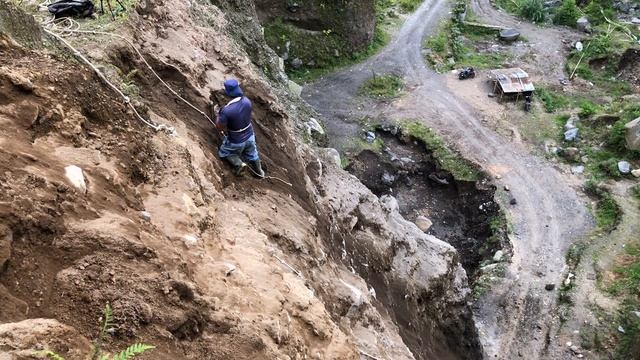 Строительство, бесстрашный шахтёр в одиночку сбрасывает песок с утёса