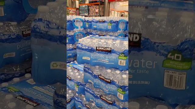 The amount of large-scale water bottles of Costco, USA ( 미국 코스트코의 많은 양의  물들 )