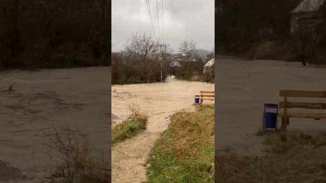 Уровень воды в реке Сукко который унёс пешеходный мост Холидей Хаус