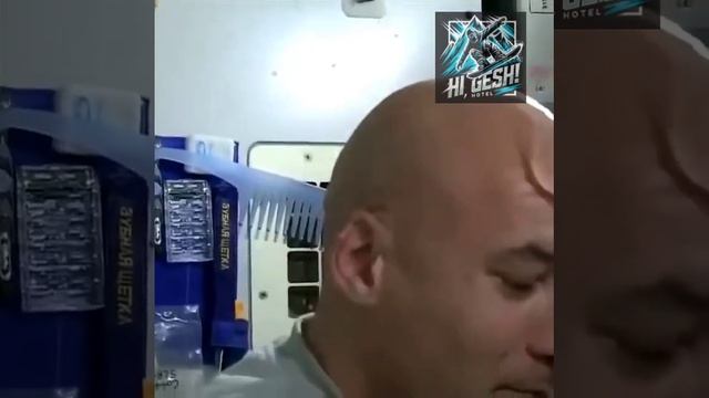 Астронавт демонстрирует мытье волос... Брат, а тебе ещё надо мыть волосы?