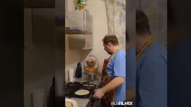 Печём блины на Масленицу и едим с иван-чаем