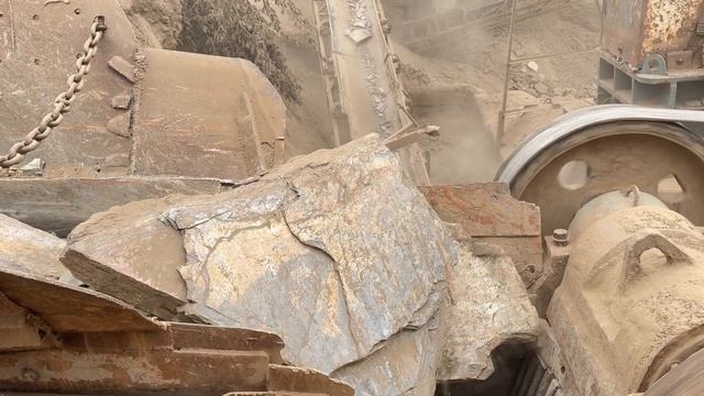 Строительство, очередное дробление щебёнки