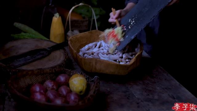 The passion fruit , soak the summer of the fruity fruit . 吃法一抓一大把，浸润夏天的沁凉果味——百香果 | Liziqi channel