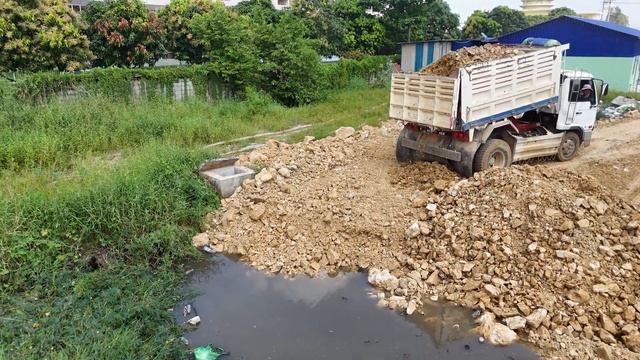 Строительство, засыпка глубогокого болота