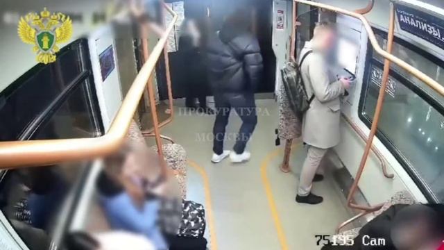 😱В метро агрессивный пассажир ударил с ноги подростка😱