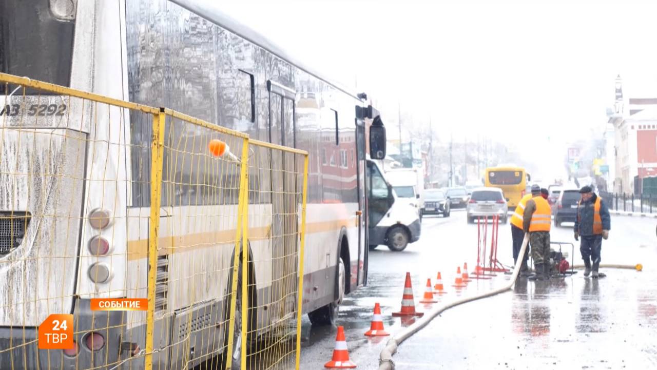 Устраняют аварию на проспекте