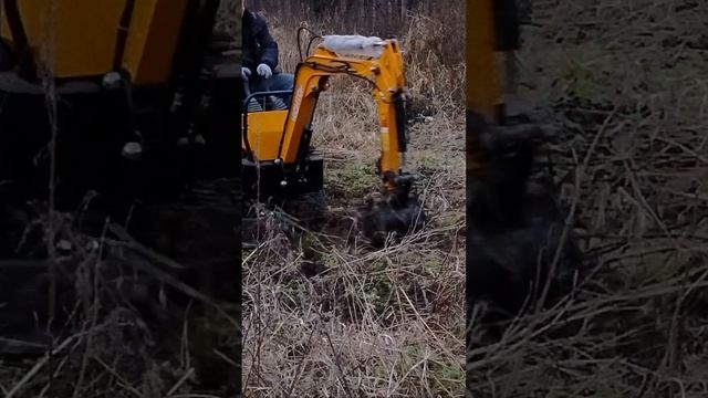 Мини-экскаватор в работе