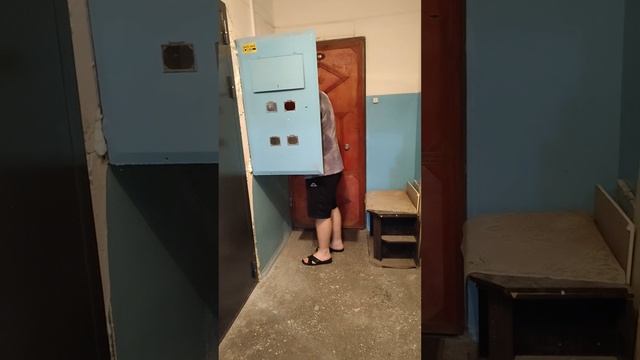 Брат снимает показания счётчика