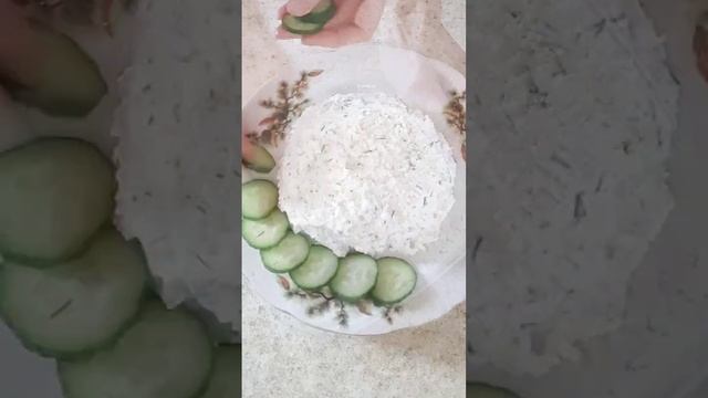 Пикантный творог с чесноком и укропом.