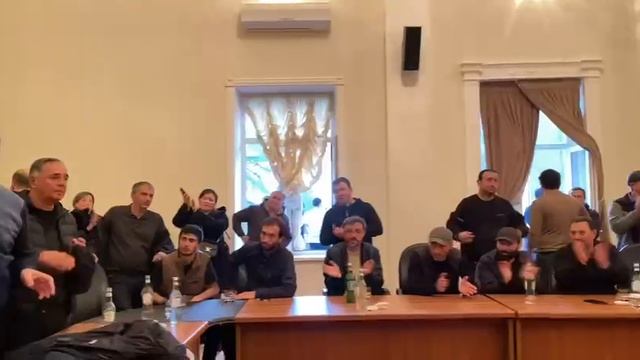 Митингующие в Абхазии проникли в здание администрации президента и заявили, что не уйдут, пока прези