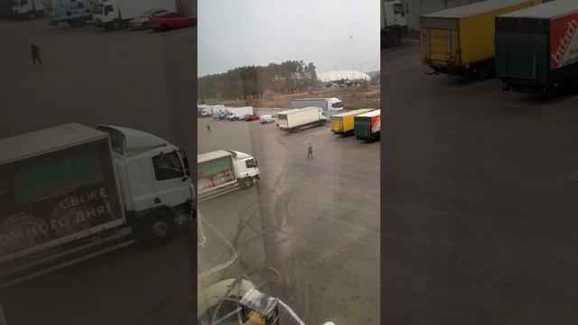 ‼️🇺🇦🏴☠️⚡Боевик ТЦК открыл огонь по убегающему грузчику на складе воды под Киевом⚡