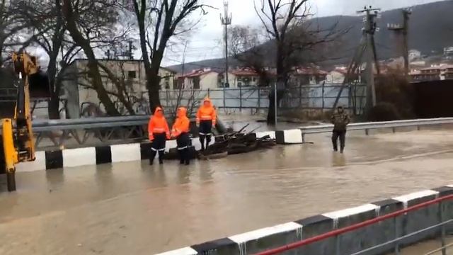 Наводнение. Мост на въезде в Сукко на Утришской