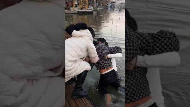 Аква парк в Китае. Нырнула спасать