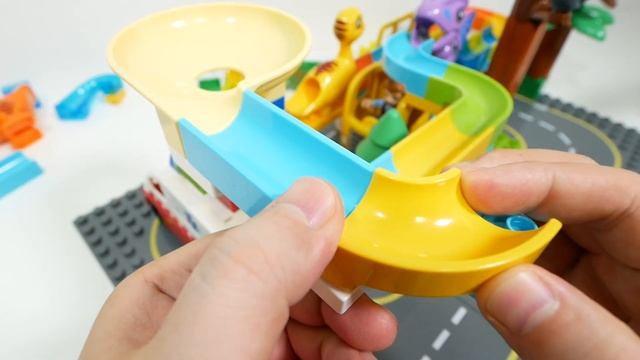 Увлекательный конструктор - горка Building Block ☆ Marble Run ASMR! Динозавр, скорая помощь и пожарн