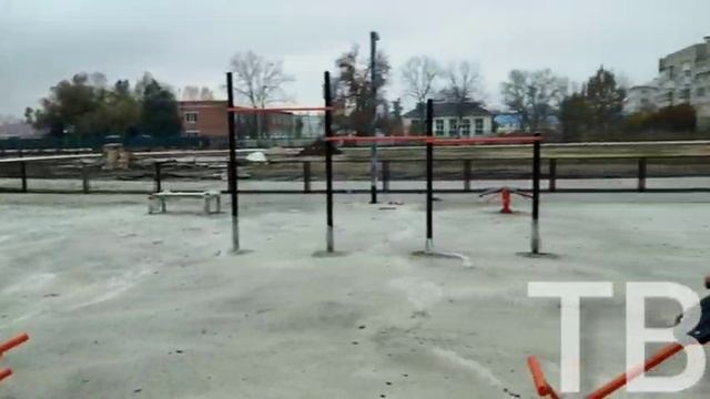 В Парковом продолжается капитальный ремонт спортивного объекта.