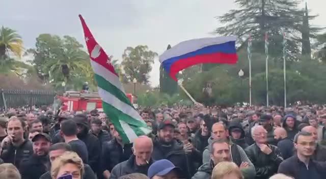 ‼⚡В Абхазии митингующие начали скандировать «Россия!»⚡🇷🇺