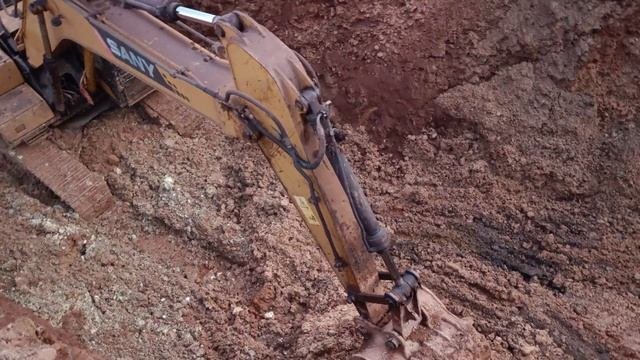 Строительство, опасная и сложная работа экскаваторщика