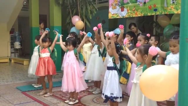 Bé Ti nhảy mừng ngày SN trường