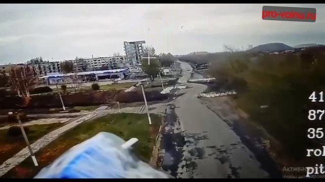 Мирноград, Покровское направление.
Дрон на оптоволокне ищет цель. Гражданских игнорирует.
Экшена нет