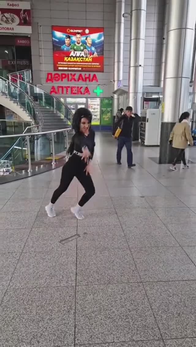 Лизка танцует напротив столовой