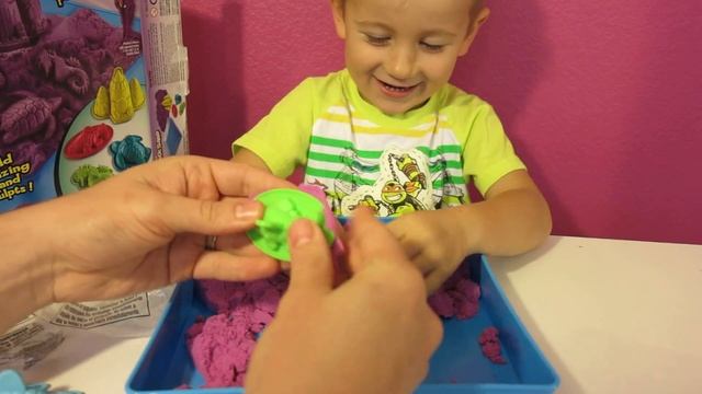 Кинетический Песок распаковываем и играем  kinetic sand opening and playing