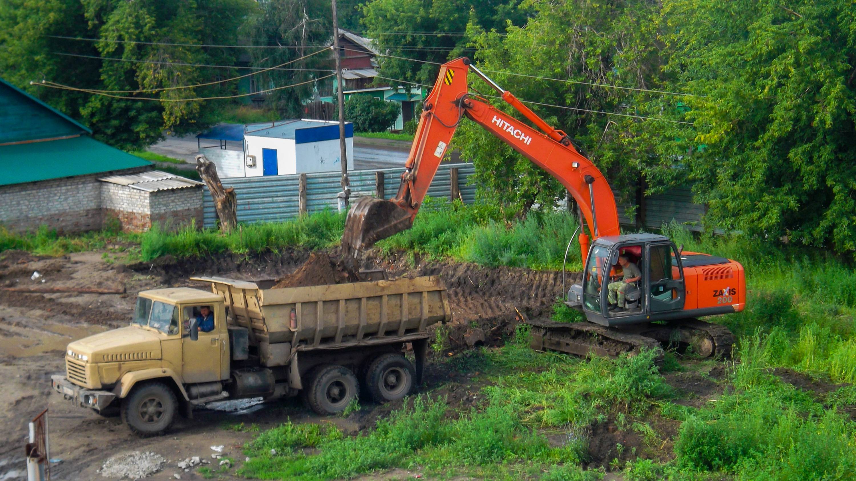 Экскаватор Hitachi ZX200 и КрАЗы-65101