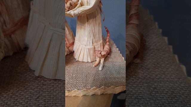 На выставке работ из кукурузных листьев