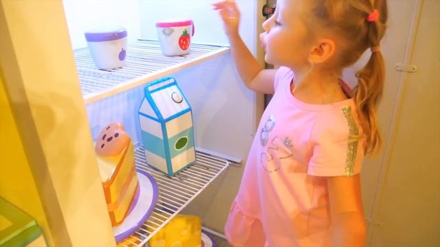 Настя в парке аттракционов в Италии в домике Пеппы